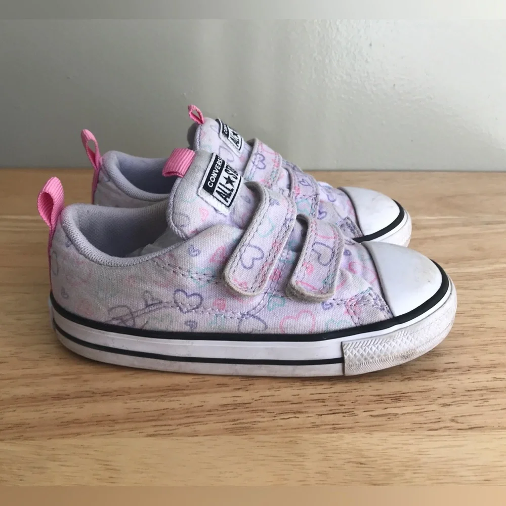 Converse Giirls Happy Hearts Stay-Put Closure Low Top Sneakers Size: US 9C